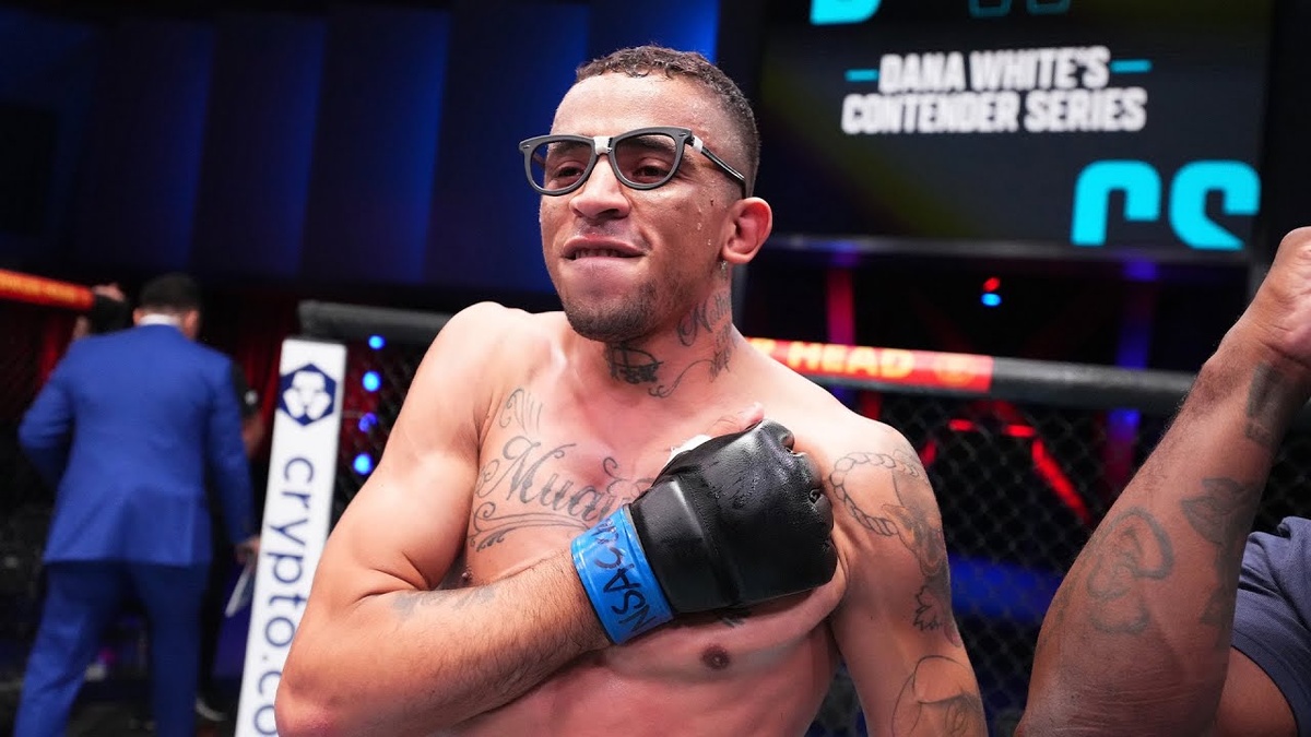 Preview UFC Fighter Carlos Prates Shaves Head for Fan Battling Cancer Before Kansas City Bout
