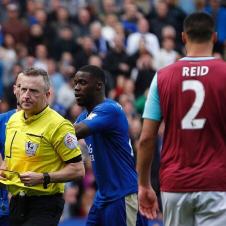 Jamie Vardy Stops Premier League Game After Referee Injury