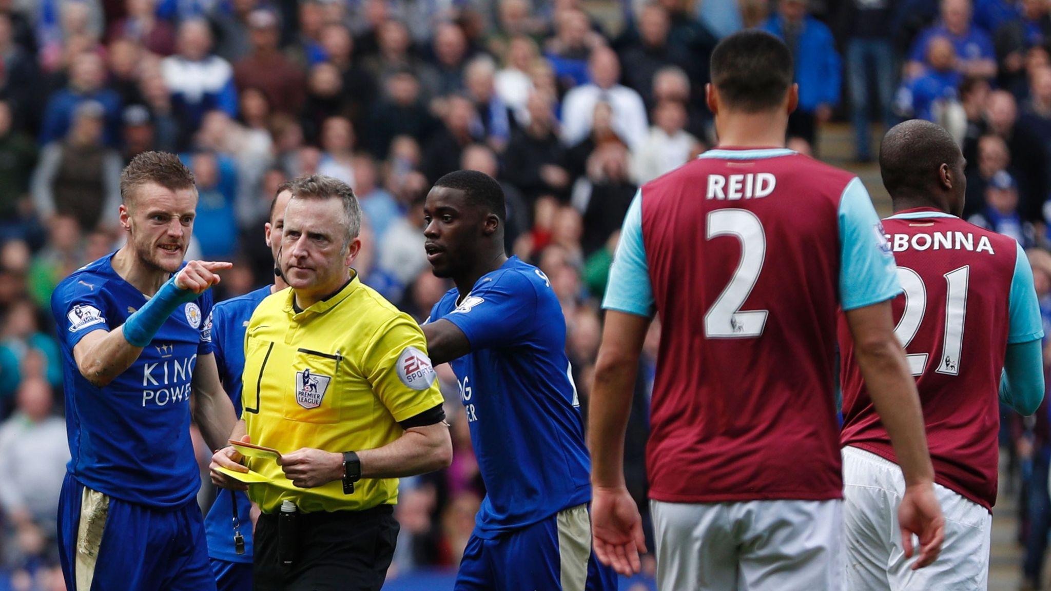 Preview Jamie Vardy Stops Premier League Game After Referee Injury