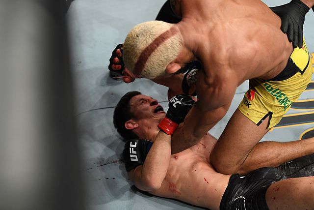Preview Deiveson Figueiredo Avoids Surgery After Painful Knee Injury, Eager to Return