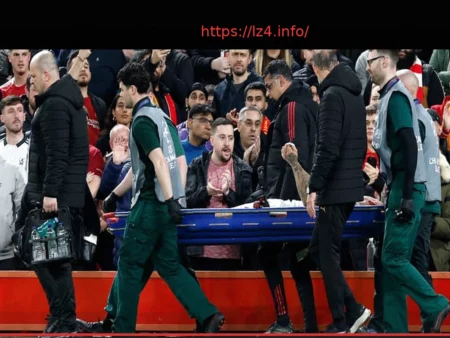 Liverpool-Galatasaray: Noa Lang Suffers Nasty Finger Injury, Stretchered Off After Hitting Advertising Board