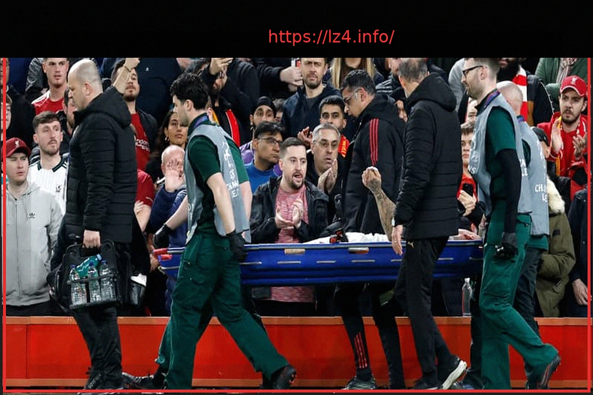 Preview Liverpool-Galatasaray: Noa Lang Suffers Nasty Finger Injury, Stretchered Off After Hitting Advertising Board