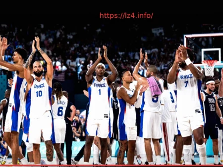 Макрон подарил Папе Римскому именную майку сборной Франции по баскетболу