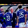 “Ça va m’accompagner pour la Coupe du monde” : Les Bleus découvrent leur maillot dédicacé par les supporters